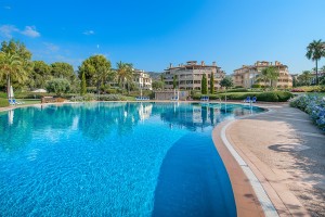 Luxurious apartment in the exclusive Mardavall complex with direct access to the sea