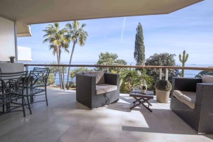 Frontline apartment with direct access to the sea in Cala Vinyas