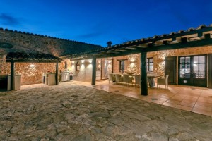 Rustic finca with large plot, private pool and artificial beach in Llucmajor