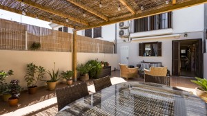 Townhouse with magnificent patio and private parking in Son Espanyolet