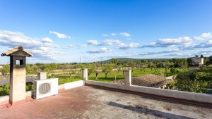 Spacious 6 bedroom house with pool on the outskirts of town in Santa Maria