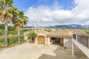Country finca with various outbuildings and mountain views in Selva