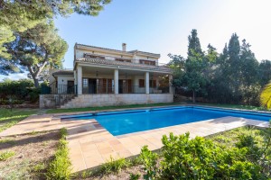 Large villa with lots of potential near the coasts in Cala Blava, Llucmajor