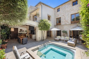 Magnificent, palatial town house with whirlpool in an exclusive and private location in Pollensa