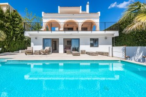 Perfectly presented villa with breathtaking views of the sea and mountains in Alcudia