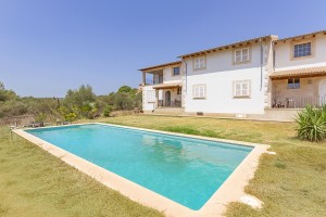 Large villa with pool and two independent dwellings in Puntiró