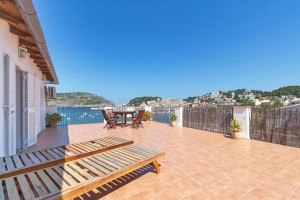 Beachfront town house with three floors and shops to renovate in Puerto de Soller