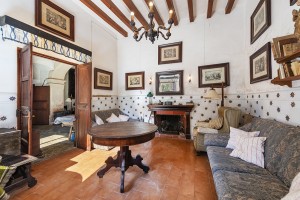 Historic village house to reform with a large plot and wonderful views in Campanet