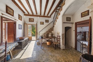 Historic village house to reform with a large plot and wonderful views in Campanet