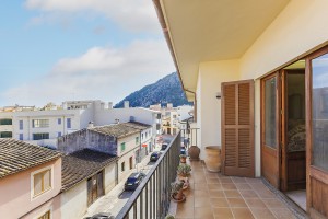 3 bedroom investment apartment in need of updating in Pollensa old town