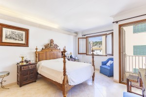 3 bedroom investment apartment in need of updating in Pollensa old town