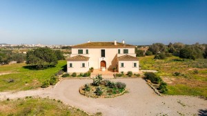 Spacious 6 bedroom country home with lots of privacy in Santanyí