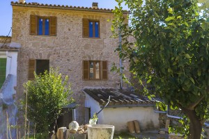Large village house with building license and lots of potential in Alaró