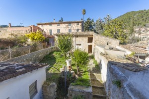 Large village house with building license and lots of potential in Alaró
