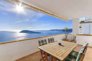 South facing frontline apartment with panoramic sea views in the peaceful location of Torrenova.