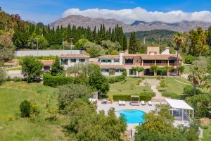 Outstanding country estate with 2 fincas, tennis court and lovely views in Pollensa