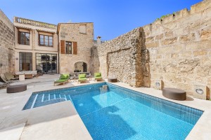 Spectacular 7 bedroom house with private garden, pool and terraces in Pollensa