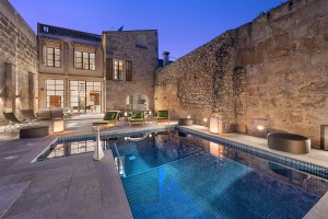 Exclusive 7 bedroom house with private garden, pool and terraces in Pollensa old town