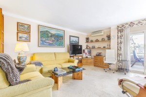 Bright 3 bedroom apartment with large terraces in Portals