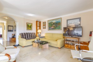 Bright 3 bedroom apartment with large terraces in Portals