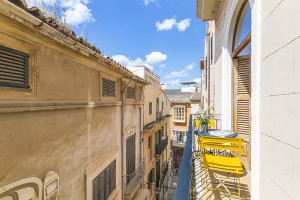 Delightful 3 bedroom apartment with balcony in Palma old town