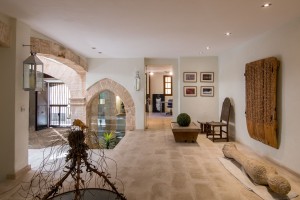 Mansion house with rooftop pool and lift access in the centre of Palma