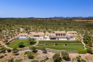 Country mansion with guest houses and sea views in a prestigious area in Porto Cristo