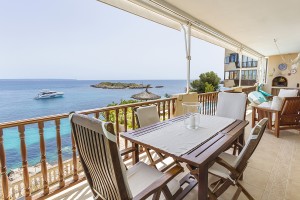This well-kept frontline apartment offers fascinating 180º sea and beach views
