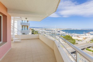 Sea view 4 bedroom penthouse apartment with 3 parking spaces in the centre of Palma