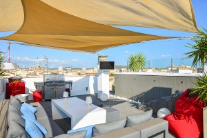 Modern duplex apartment with a nice sunny roof terrace with pool and jacuzzi