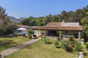Well-presented villa with guest apartment and large garden in Pollensa