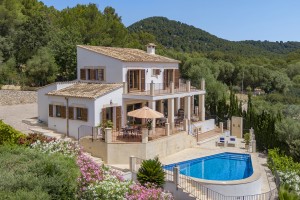 Fantastic family villa with distant sea views in a residential area near Pollensa