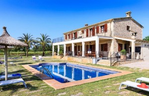 Country home on a large plot with lots of privacy and fantastic views in Sineu