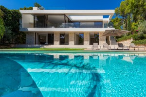 Elevated villa with swimming pool in front of the marina in Santa Ponsa