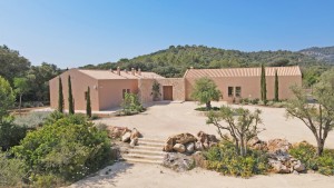 Spacious 5 bedroom villa with pool on a large country plot in Pollensa