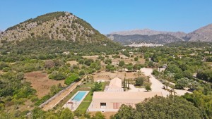 Spacious 5 bedroom villa with pool on a large country plot in Pollensa