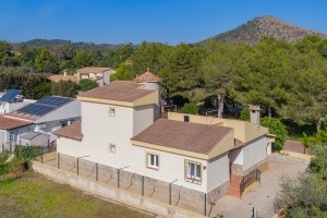 Lovely villa with garage and plenty of outdoor space in Puerto Alcudia