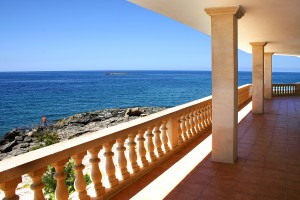 Enormous frontline house with lots of potential in Colonia Sant Jordi
