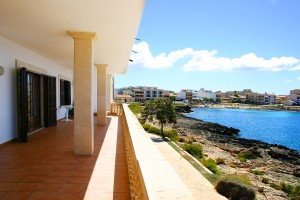 Enormous frontline house with lots of potential in Colonia Sant Jordi