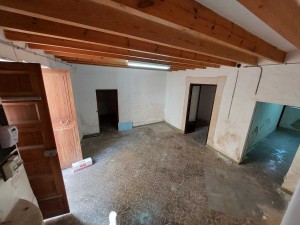 Great investment property: Spacious town house to renovate in Santanyí