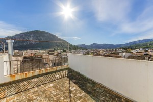 Promising 4 bedroom apartment to reform with balcony in the centre of Pollensa