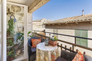 Promising 4 bedroom apartment to reform with balcony in the centre of Pollensa