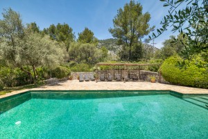 Country villa with guest apartment and rental license in a beautiful valley near Pollensa