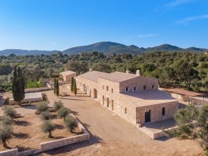 Top quality country retreat on a huge private plot near Cala Varques, Manacor