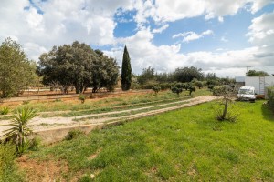 Buildable country plot just outside the town Campanet