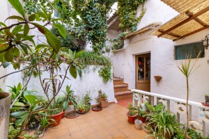 Village house in need of reform with patio and terrace in Pollensa