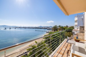 Front line apartment with sea views and direct access to the beach in Puerto Pollensa