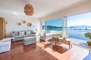 Front line apartment with sea views and direct access to the beach in Puerto Pollensa