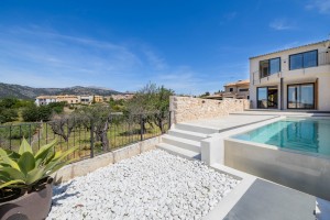 Modern mountain view house with pool close to amenities in the town Campanet