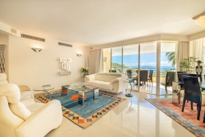 Spacious 4 bedroom apartment with sea views and community pool in Bendinat